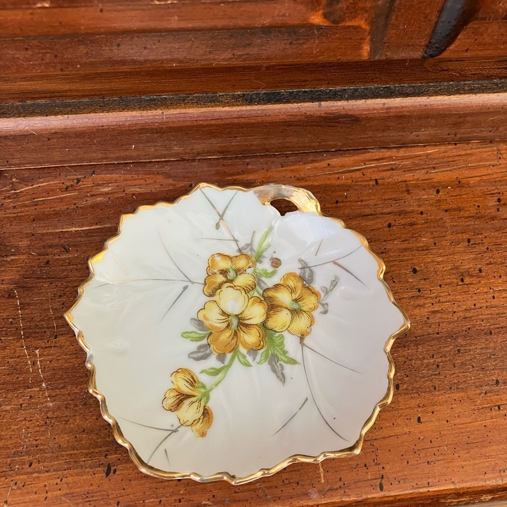 Floral Leaf-Shaped Decorative Plates/ Trinket Trays - Picture 3 of 4